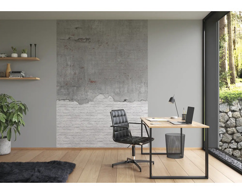 Helles Arbeitszimmer mit Schreibtisch, Bürostuhl und dekorativer Wandgestaltung
