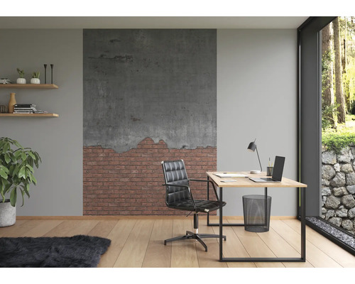 Arbeitszimmer mit Schreibtisch, Bürostuhl und Wandtapete mit Beton- und Ziegelmuster