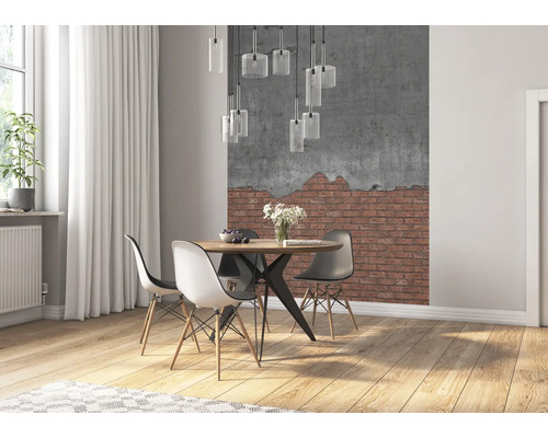 Esszimmer mit Esstisch, Stühlen und Wandgestaltung im Industriedesign
