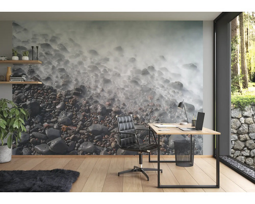 Modernes Arbeitszimmer mit Steintapete, Schreibtisch und Bürostuhl
