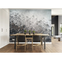 Esszimmer mit Fototapete mit Steinmotiv und Esstisch mit Stühlen.