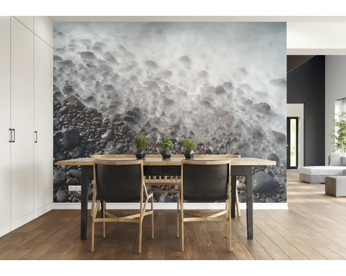 Esszimmer mit Fototapete mit Steinmotiv und Esstisch mit Stühlen.