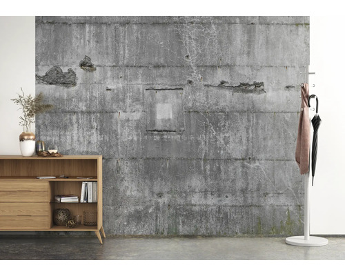 Innenraum mit Holzkommode, Kleiderständer, Regenschirm und Betonwand