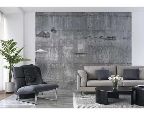 Wohnzimmer mit Betonwandtapete, Sessel, Sofa und Couchtisch