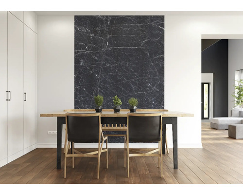 Esszimmer mit Esstisch, Stühlen und Wandpaneel in Marmoroptik