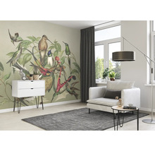 Helles Wohnzimmer mit Vogel-Tapete, Sessel, Kommode und Teppich