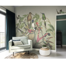 Wohnraum mit Sessel, Beistelltisch und einer Fototapete mit Vogelmotiven
