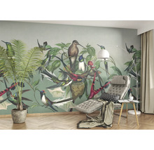 Wohnraum mit Fototapete mit Vogelmotiven, Sessel, Stehlampe und Zimmerpflanze