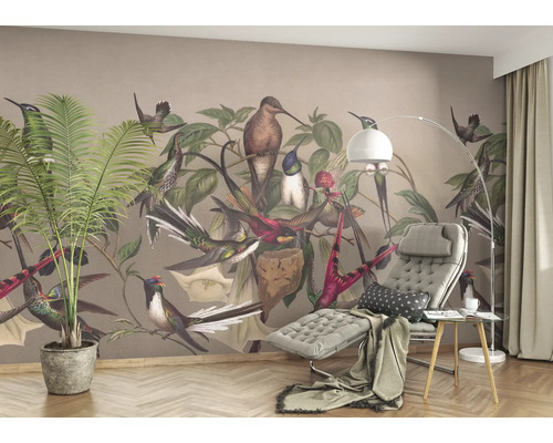Wohnraum mit Wandtapete mit Vogelmotiv, Sessel und Zimmerpflanze