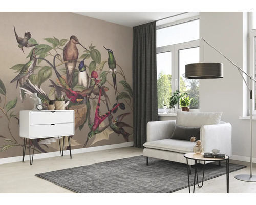 Wohnzimmer mit Tapete mit Vogelmotiv, Sessel, Teppich und Kommode