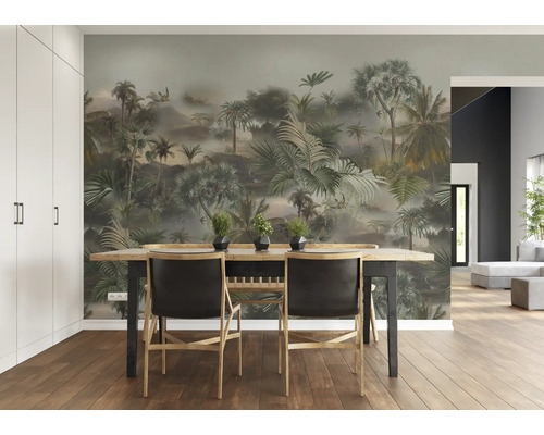 Esszimmer mit tropischer Dschungel Tapete, Holztisch und Stühlen