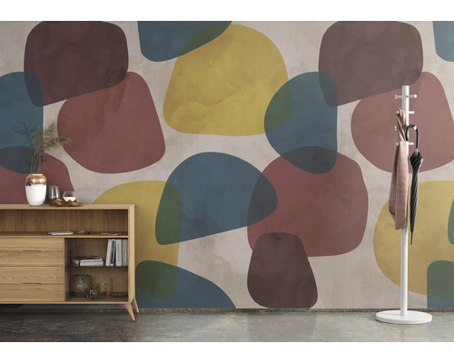 Szene mit Kommode, Garderobe und Tapete mit abstraktem Muster im Wohnraum.