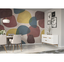 Esszimmer mit Esstisch, Stühlen, Sideboard und gemusterter Tapete