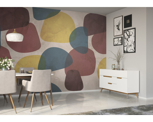 Esszimmer mit Esstisch, Stühlen, Sideboard und gemusterter Tapete