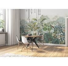 Esszimmer mit einem Wandbild mit botanischen Motiven, einem runden Esstisch und Stühlen.