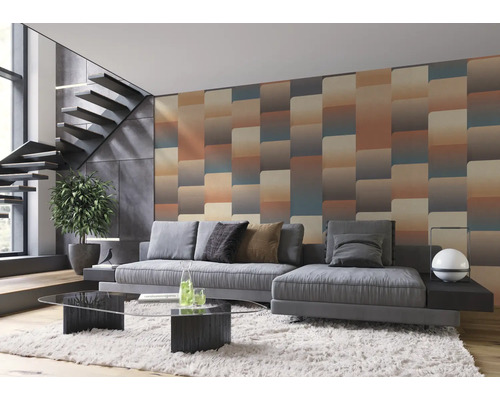 Wohnzimmer mit Sofa, Couchtisch und Tapete mit geometrischem Muster