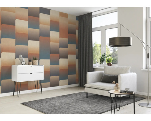 Helles Wohnzimmer mit gemusterter Tapete, Sessel, Beistelltisch, Stehlampe und Kommode.