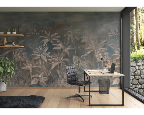 Büro mit Schreibtisch, Bürostuhl und einer Fototapete mit Palmenmuster