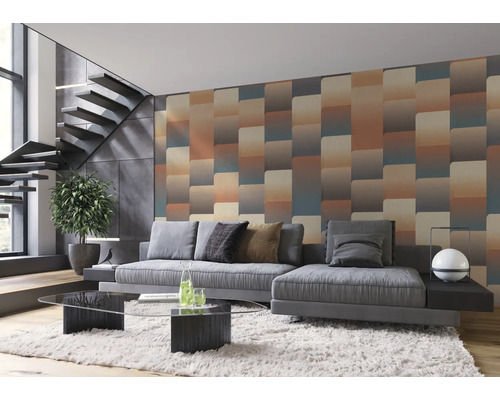 Modernes Wohnzimmer mit grauer Couch, Treppe und gemusterter Tapete