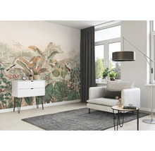 Wohnzimmer mit Dschungel-Fototapete, Sessel und Kommode