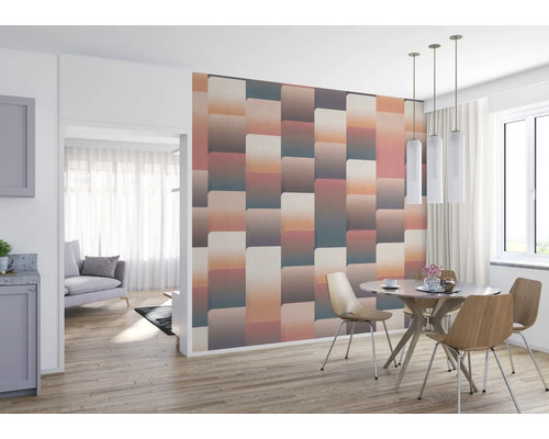 Esszimmer mit gemusterter Tapete, Esstisch und Stühlen