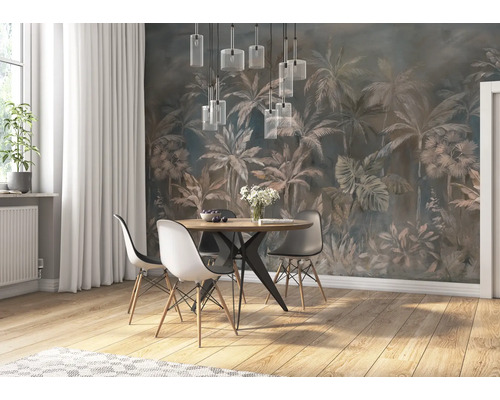 Esszimmer mit Esstisch, Stühlen, Tapete mit Palmenmuster und Pendelleuchten