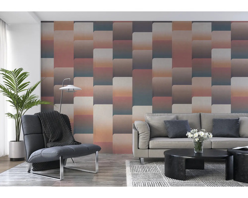 Wohnzimmer mit geometrischer Tapete, Sofa und Sessel