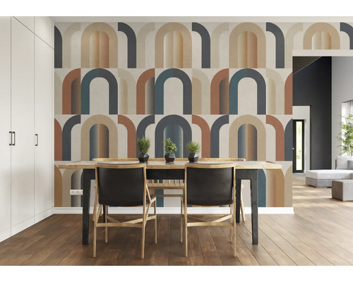Esszimmer mit geometrischer Mustertapete, Holztisch und Stühlen.