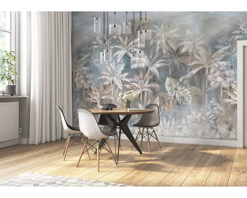 Esszimmer mit Esstisch, Stühlen und Wandtapete mit Palmenmuster.