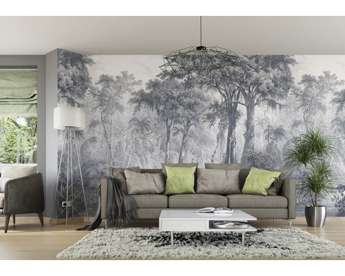 Wohnzimmer mit Sofa, Couchtisch, Stehlampe und Dschungel-Tapete
