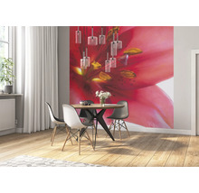 Esszimmer mit Esstisch, Stühlen und Fototapete mit Blumenmotiv