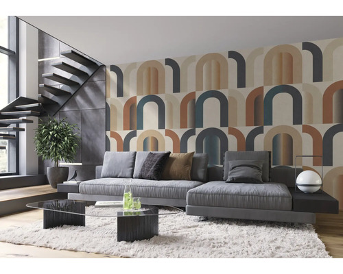 Wohnzimmer mit Sofa, Teppich, Tisch und gemusterter Tapete