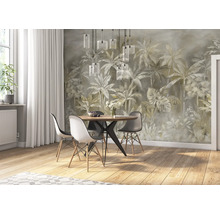 Esszimmer mit Esstisch, Stühlen und einer Tapete mit Dschungelmotiv.
