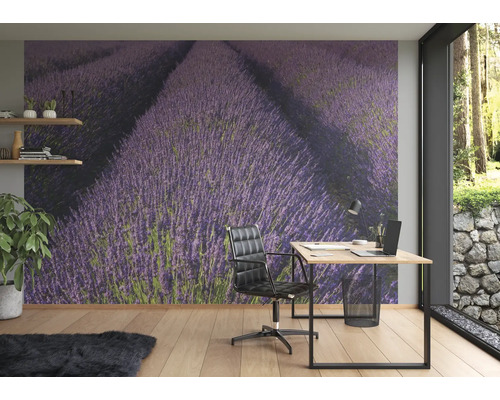 Büro mit Fototapete Lavendelfeld, Schreibtisch und Bürostuhl
