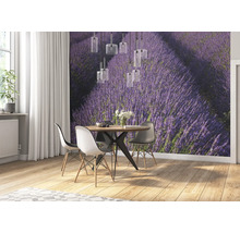 Esszimmer mit rundem Tisch, Stühlen und Fototapete mit Lavendelmotiv