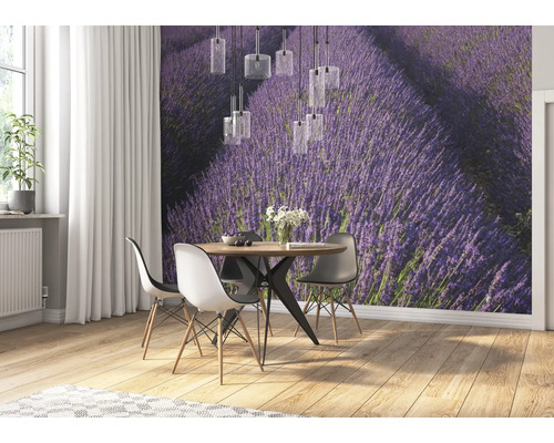 Esszimmer mit rundem Tisch, Stühlen und Fototapete mit Lavendelmotiv