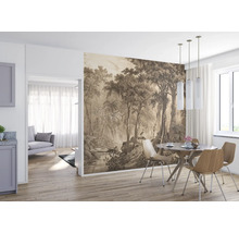 Heller Raum mit Esstisch und Tapete mit Waldmotiv