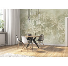 Esszimmer mit Esstisch, Stühlen und einer Wandtapete mit Palmenmotiv
