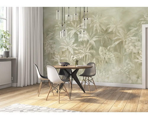 Esszimmer mit Esstisch, Stühlen und einer Wandtapete mit Palmenmotiv