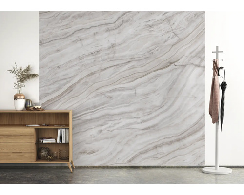 Innenaufnahme mit einer Kommode, einer Garderobe und einer Wandtapete mit Marmormuster.