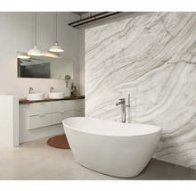 Badezimmer mit freistehender Badewanne, Waschtisch mit zwei Waschbecken und Spiegel