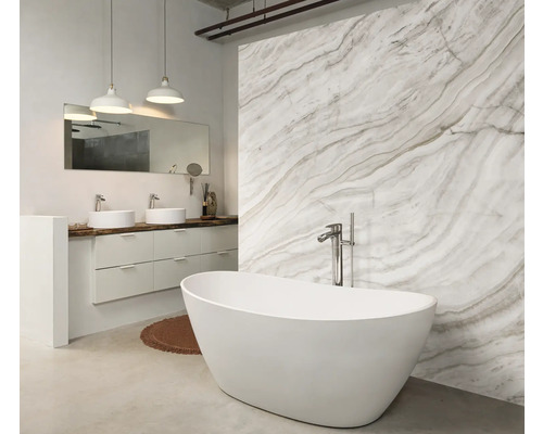 Badezimmer mit freistehender Badewanne, Waschtisch mit zwei Waschbecken und Spiegel