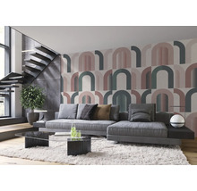 Wohnzimmer mit grauer Couch, Couchtisch aus Glas und Tapete mit grafischem Muster