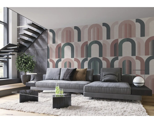 Wohnzimmer mit grauer Couch, Couchtisch aus Glas und Tapete mit grafischem Muster