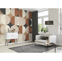 Wohnzimmer mit gemusterter Tapete, Sessel, Stehlampe und Kommode