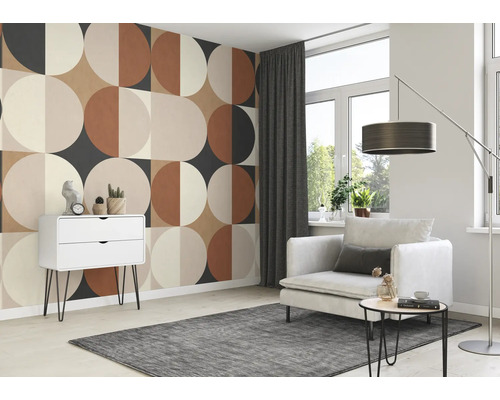 Wohnzimmer mit gemusterter Tapete, Sessel, Stehlampe und Kommode