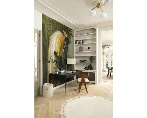 Heller Raum mit Schreibtisch, Stuhl, Bücherregal und Tapete mit Vogelmotiv