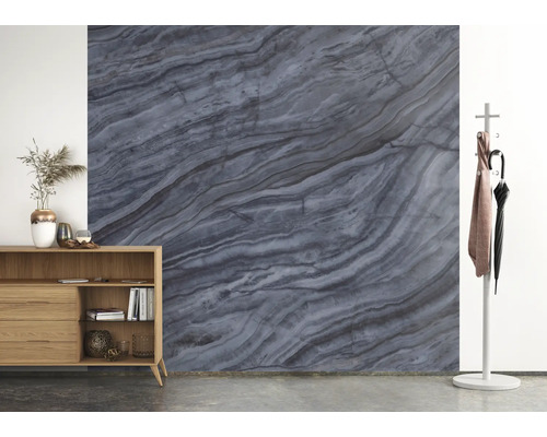 Innenraum mit Kommode, Garderobenständer und Wandpaneel in Marmoroptik