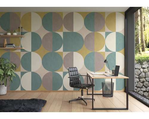 Arbeitszimmer mit Schreibtisch, Bürostuhl und Tapete mit geometrischem Muster