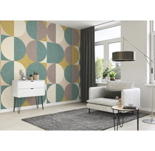 Wohnzimmer mit geometrischer Tapete, Sessel, Teppich und Kommode